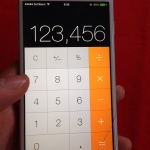 iPhone純正の計算機で打ち間違えた1の位の桁を削除して戻す方法！
